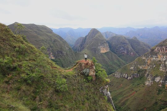 Young woman looking towards the mountains near Samaipata - Bolivia - CODO DE LOS ANDES - SANTA CRUZ BOLIVIA