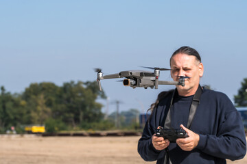 Ein Mann lässt seine Drohne steigen zum Fliegen