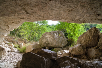 Fototapeta na wymiar Grotta lungo il sentiero per l'arco di Fondarca nelle Marche