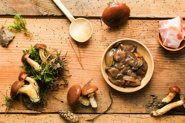 waldpilze zubereiten Tisch Pilze kochen herbst sammeln saison