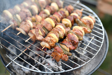 Fleischspieße auf dem Holzkohlegrill