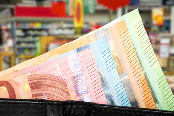 Geldbörse, Euro Banknoten und ein Superamarkt