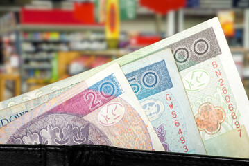 Geldbörse, Banknoten Polnische Zloty und ein Supermarkt