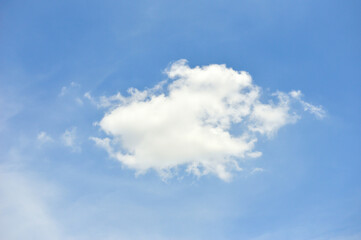 Obraz premium White clouds on the blue sky perfect for the background.