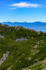 中岳山頂からは遠く富士山を見ることが出来ます