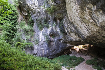 Grotta lungo il sentiero per l'arco di Fondarca nelle Marche