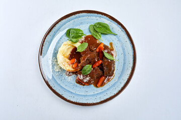 beef with mashed potato and vegetables