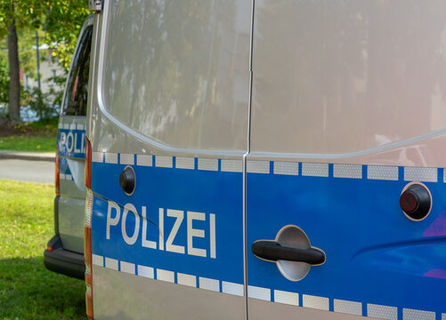 Polizeiauto bei einer Demo in Deutschland