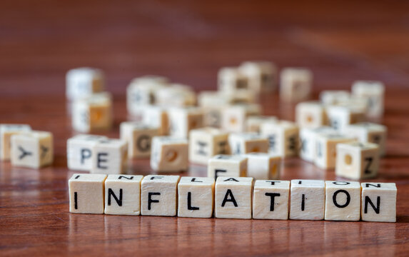 Das Wort Inflation auf einem Holz Hintergrund