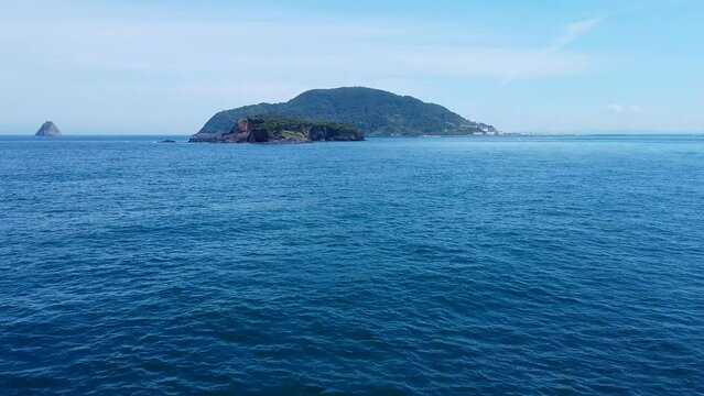 玄界灘の海上から見る玄海島