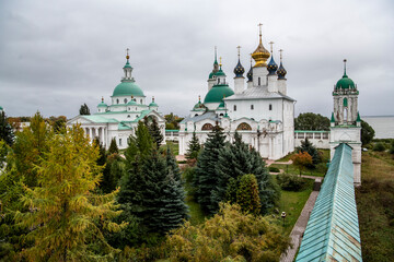 Fototapeta na wymiar ancient houses, churches and fortresses made of white stone of Rostov Veliky