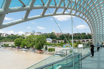 Fototapeta Bridge of Peace over the Kura River in Tbilisi obraz