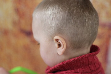 petit garçon blond aux yeux bleus