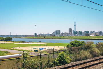 東武鉄道伊勢崎線 小菅駅ホームから見たスカイツリー