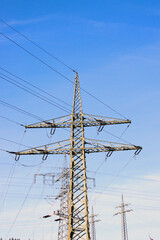Strommast mit blauem Himmel | Energiekrise