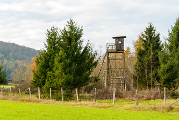 Hochsitz im Naturschutzgebiet Gelängebachtal vor dem Bauernkopf  in Medebach, Hochsauerland