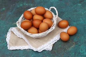 Ein Korb mit braunen Hühnereiern