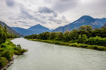 Le Rhône dans la vallée du Vaud et Valais