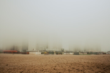 niebla en la playa