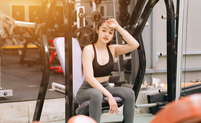 Fototapeta na wymiar Asian female fitness athlete in gym