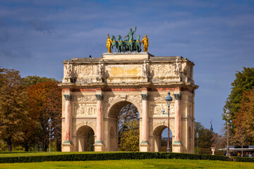 Fototapeta na wymiar The Arc de Triomphe du Carrousel in Paris at autumn, France