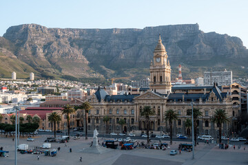 Cape Town Citiy Hall and table mountain in the background