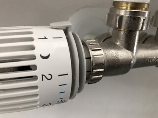 nahaufnahme heizungsregler, energiekrise, energieeinsparung heizen