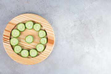 Obraz na płótnie Canvas Fresh sliced cucumbers on a wooden board