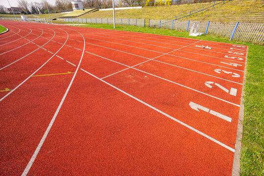 Laufbahnen bzw. Kampfbahnen auf einem Sportplatz