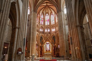 Fototapeta na wymiar Inner panorama of the City Cathedral Bayonne, Southwestern France.