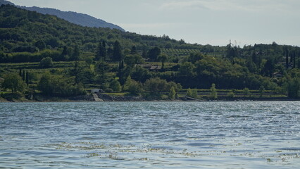 Schöner See mit Blick auf die Berge