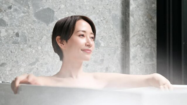 お風呂の湯舟でくつろぐ女性の動画　湯気つき