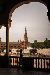 Fototapeta premium Silueta de turista en plaza españa de Sevilla, Andalucia