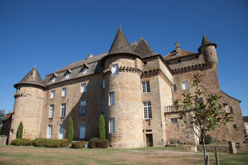 Le château de Lacapelle-Marival (Lot) qui héberge la municipalité de la commune - obrazy, fototapety, plakaty