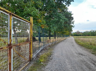 Cancello in un paesaggio rurale in una giornata di autunno