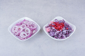 Obraz na płótnie Canvas Vegetable salad with purple chopped cabbage and onions