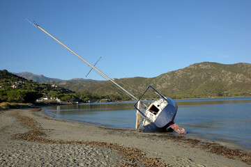 un bateau à voile bloqué, échoué sur la plage après une tempête - Corse Méditerranée