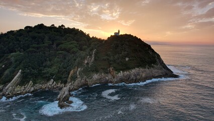 [DRONE] Fin de journée d'été à Getaria, entre port & falaises, dans le Pays Basque en Espagne
