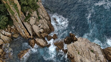[DRONE] Fin de journée d'été à Getaria, entre port & falaises, dans le Pays Basque en Espagne - obrazy, fototapety, plakaty