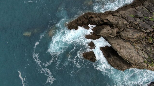 [DRONE] Fin de journ&eacute;e d'&eacute;t&eacute; &agrave; Getaria, entre port & falaises, dans le Pays Basque en Espagne