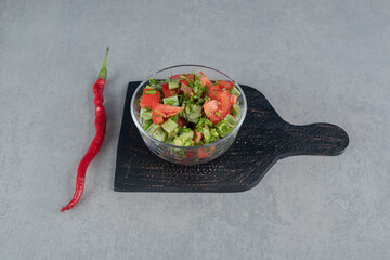 Seasonal salad with red cherry tomatoes and green beans