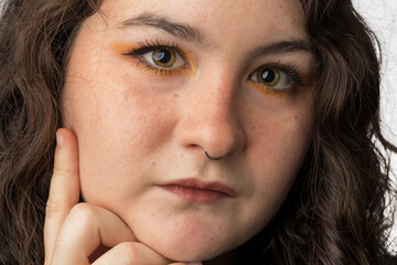 Close-up of young woman looking into camera - obrazy, fototapety, plakaty