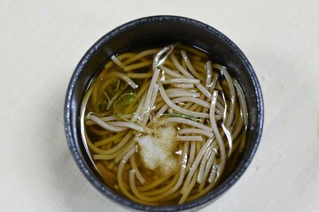黒い木のお椀に蕎麦