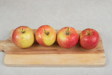 Naklejka na ściany i meble Whole red apples on wooden board