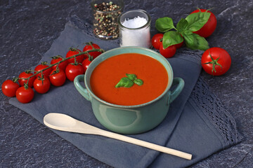 Tomatensuppe in einem Topf mit Tomaten und Gewürzen.