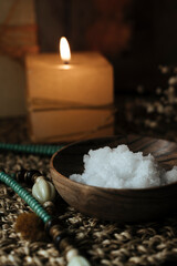Obraz na płótnie Canvas Bowl of aromatic salts for the body in a relaxing atmosphere with candles