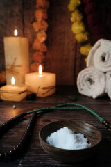 Fototapeta na wymiar Bowl of aromatic salts for the body in a relaxing atmosphere with candles