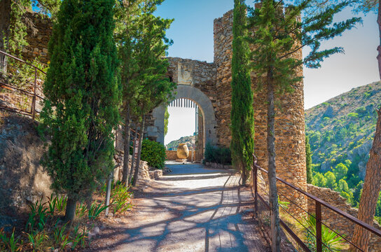 Castelnou,entr&eacute;e du ch&acirc;teau,Pyr&eacute;n&eacute;es orientales,Occitanie.