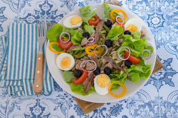 assiette de salade niçoise en gros plan