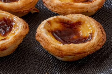 Pastel de nata sur une table en gros plan